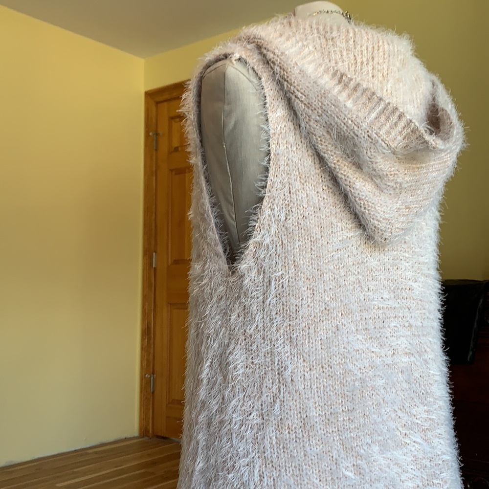Women’s soft pink shag fur vest with hood. - Picture 4 of 9